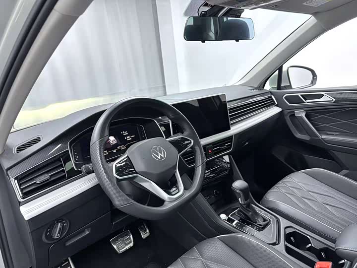 Фото 4 - Volkswagen Tiguan L Pro