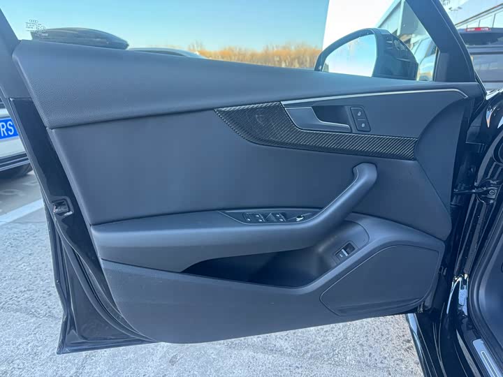 Фото 8 - Audi A4