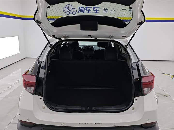 Фото 4 - Toyota Yaris L Hatchback