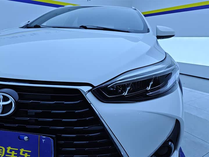 Фото 5 - Toyota Yaris L Hatchback