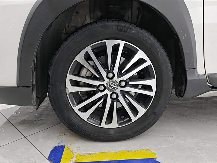 Фото 6 - Toyota Yaris L Hatchback