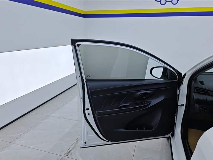 Фото 7 - Toyota Yaris L Hatchback