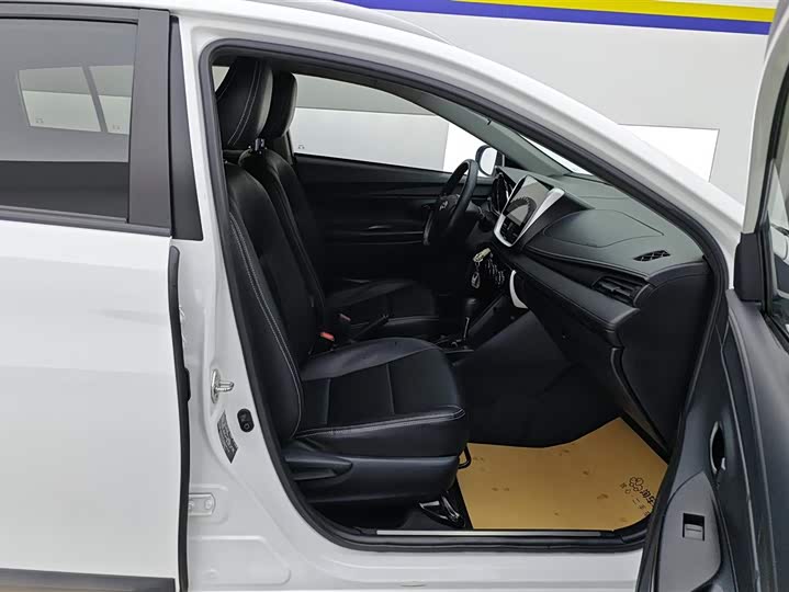 Фото 8 - Toyota Yaris L Hatchback