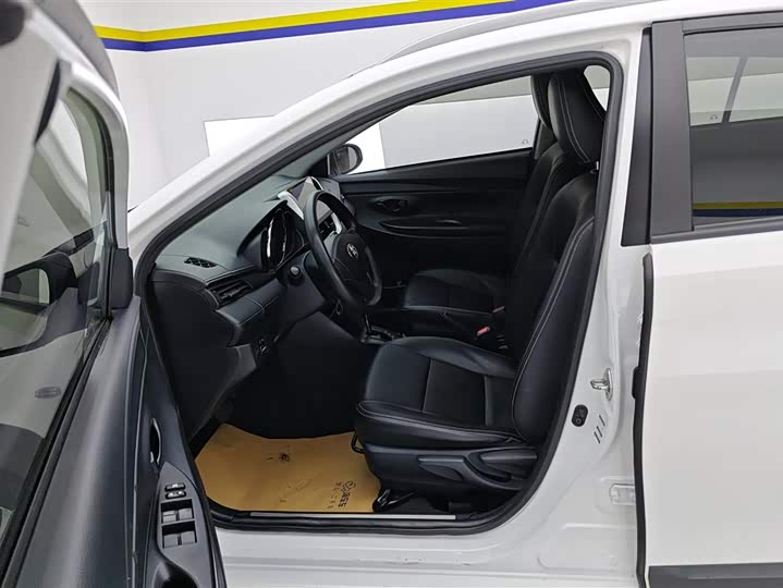 Фото 9 - Toyota Yaris L Hatchback