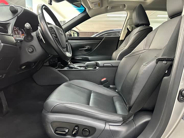 Фото 7 - Lexus ES