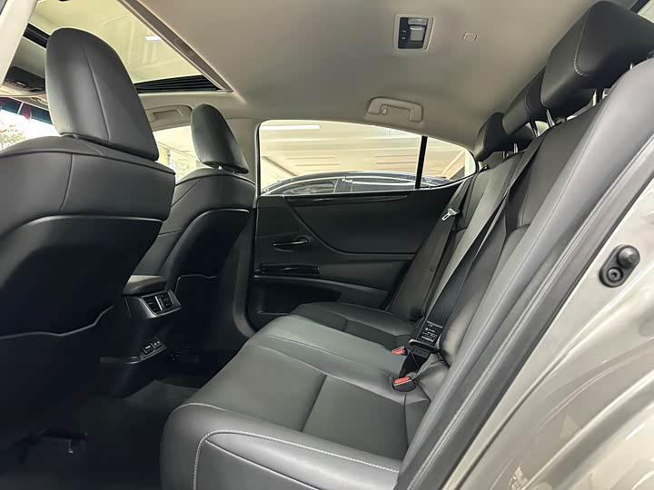 Фото 8 - Lexus ES