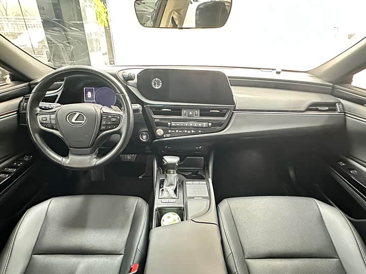 Фото 9 - Lexus ES