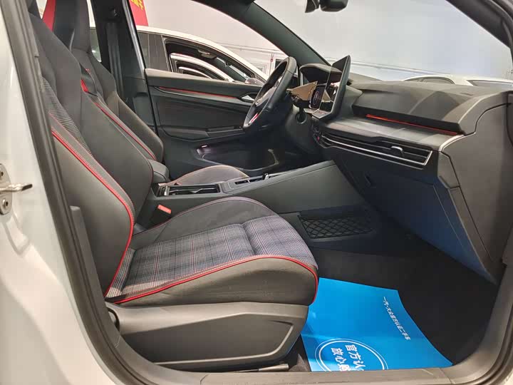 Фото 8 - Volkswagen Golf GTI