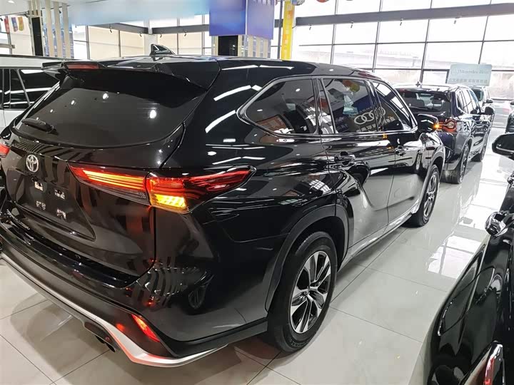 Фото 7 - Toyota Crown Kluger