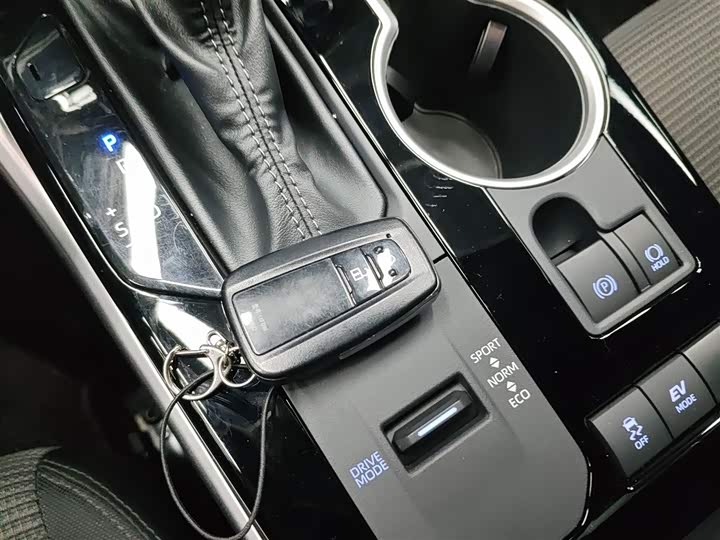 Фото 8 - Toyota Crown Kluger