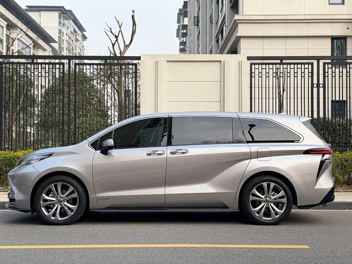 Фото 4 - Toyota Sienna