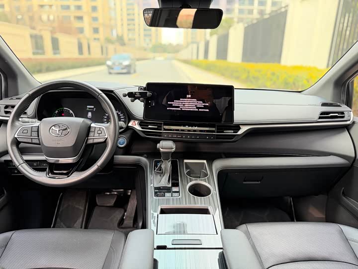 Фото 7 - Toyota Sienna