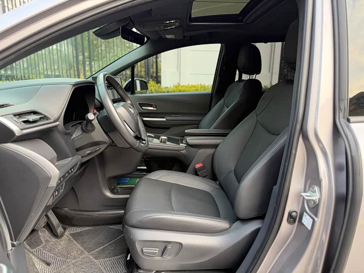 Фото 8 - Toyota Sienna