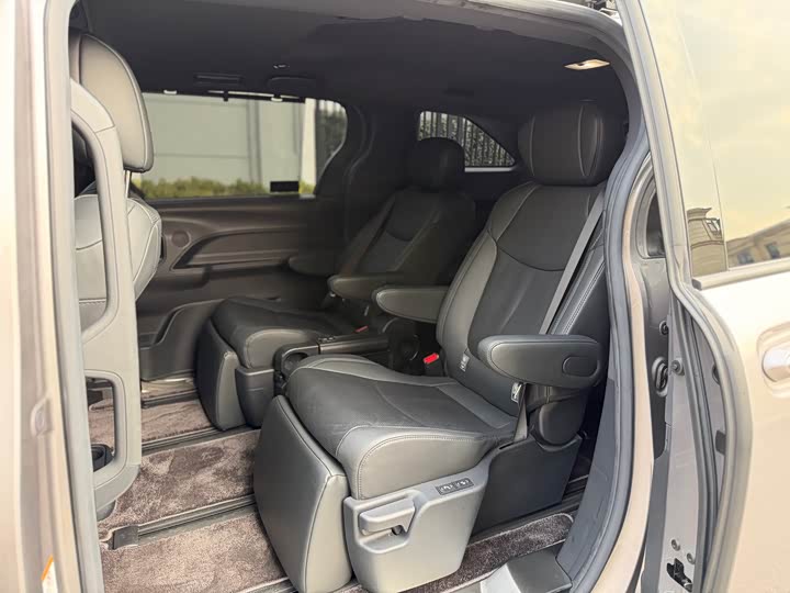 Фото 9 - Toyota Sienna