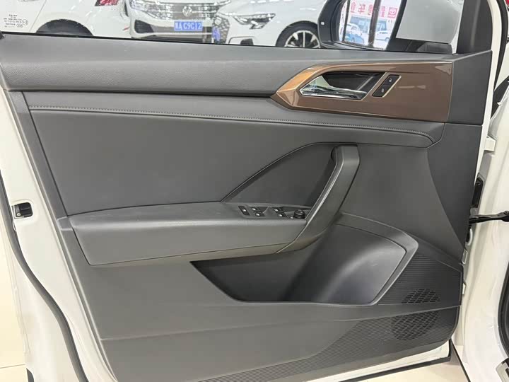 Фото 7 - Volkswagen Tharu