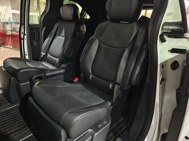 Фото 2 - Toyota Granvia