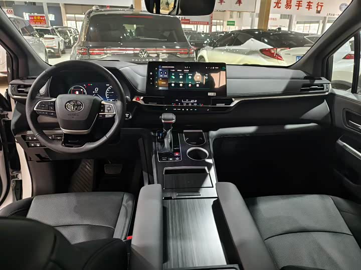 Фото 3 - Toyota Granvia