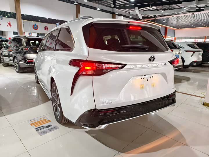 Фото 6 - Toyota Granvia