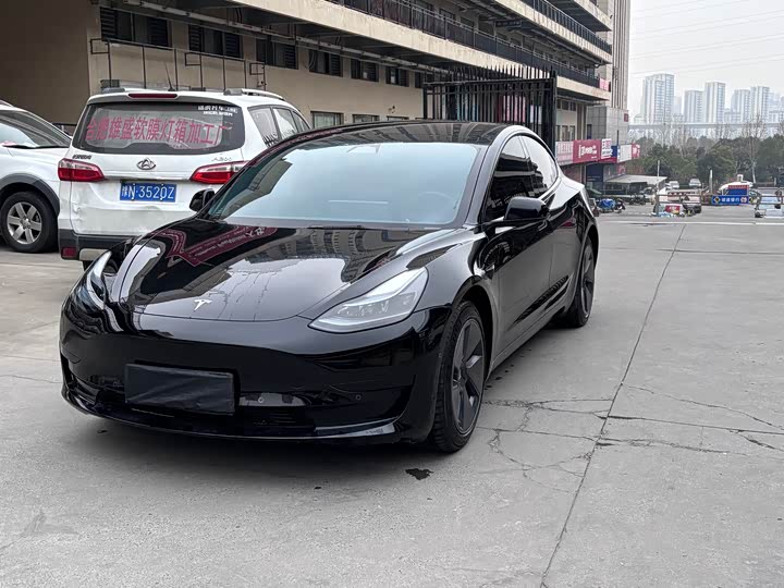 Фото 1 - Tesla Model 3