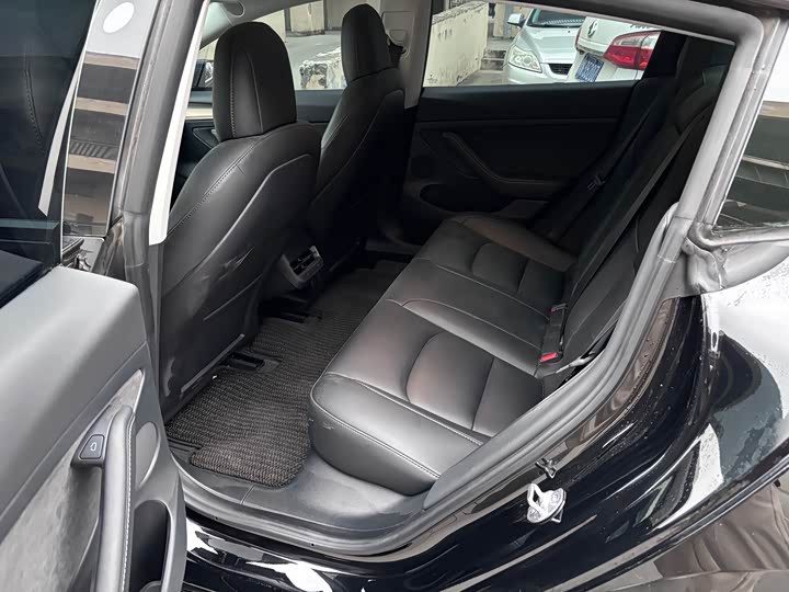 Фото 4 - Tesla Model 3