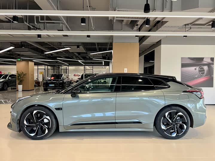 Фото 2 - Zeekr 001