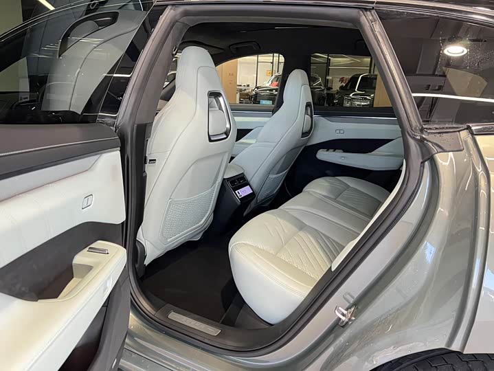 Фото 8 - Zeekr 001