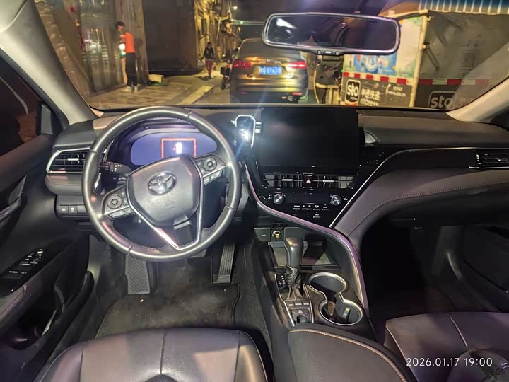 Фото 8 - Toyota Camry