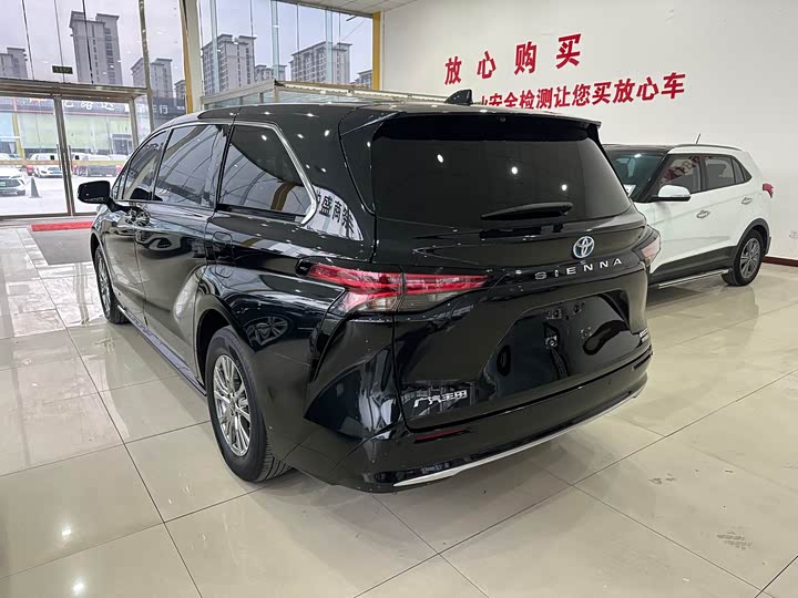 Фото 7 - Toyota Sienna