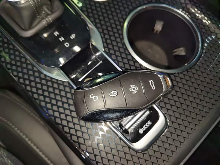 Фото 9 - Hongqi HS3 Hybrid