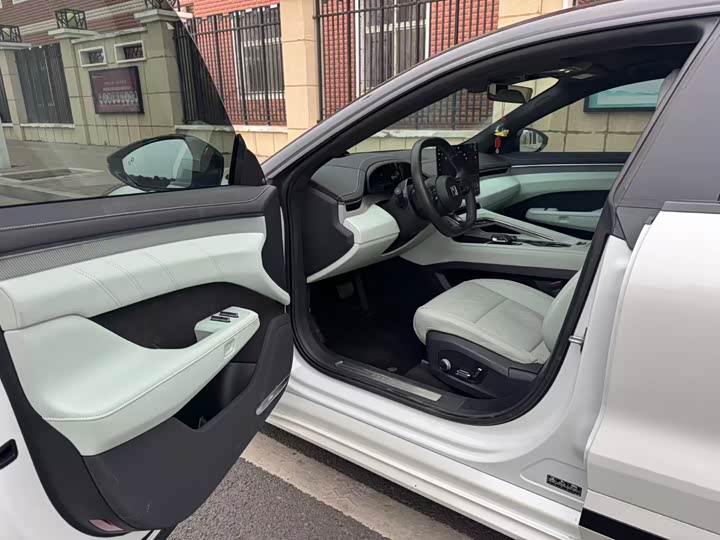 Фото 6 - Zeekr 001