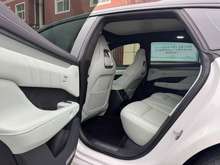 Фото 8 - Zeekr 001