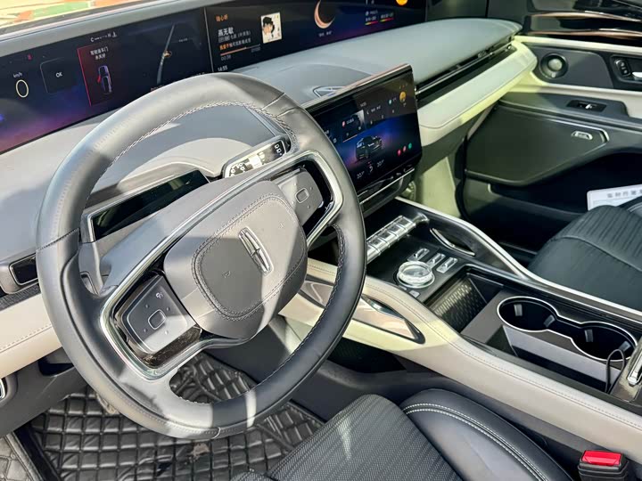 Фото 8 - Lincoln Nautilus