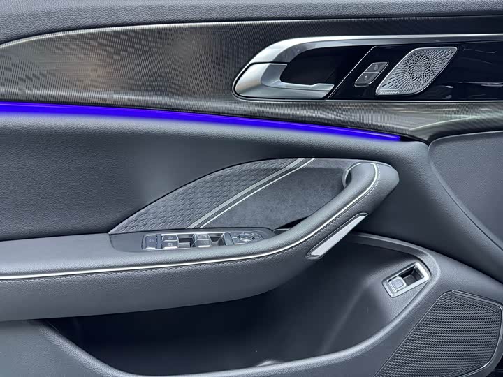 Фото 5 - Hongqi H6