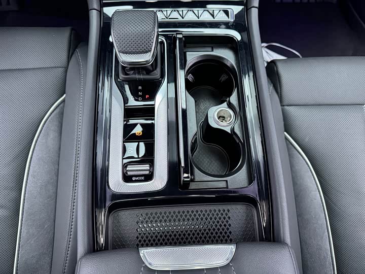 Фото 9 - Hongqi H6