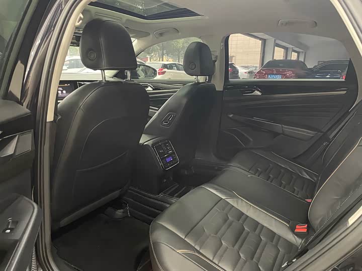 Фото 7 - Volkswagen Passat