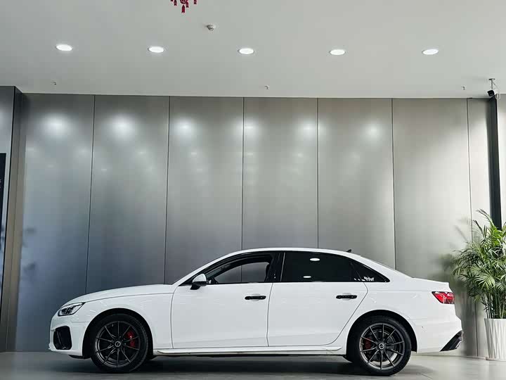 Фото 9 - Audi A4L