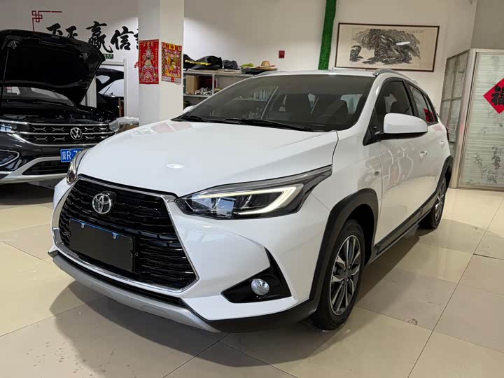 Фото 1 - Toyota Yaris L Hatchback