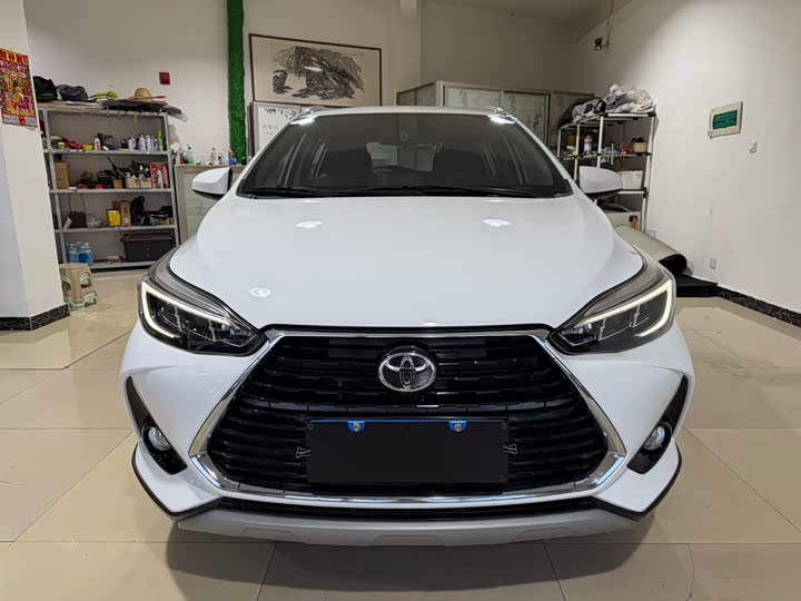 Фото 2 - Toyota Yaris L Hatchback