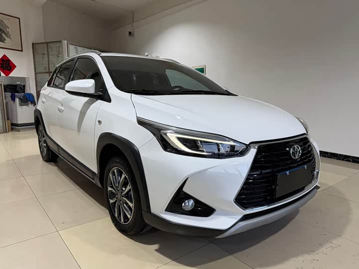 Фото 3 - Toyota Yaris L Hatchback