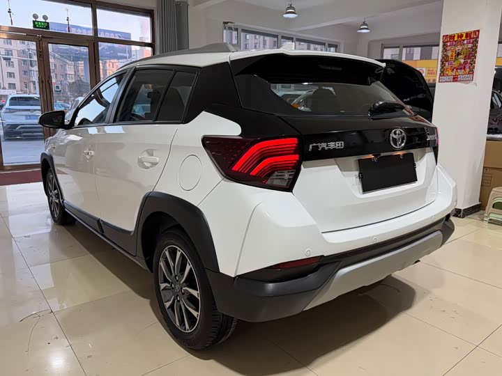 Фото 4 - Toyota Yaris L Hatchback