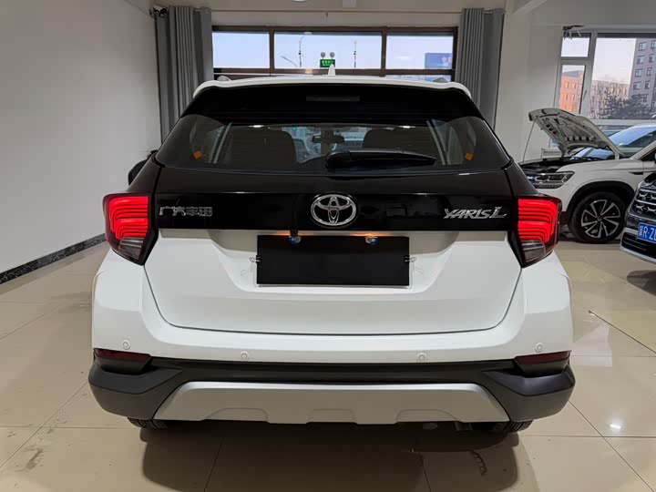 Фото 5 - Toyota Yaris L Hatchback