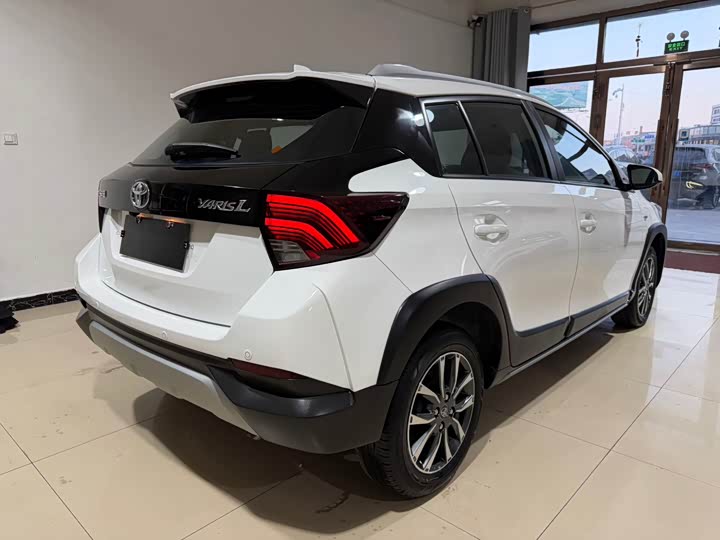 Фото 6 - Toyota Yaris L Hatchback