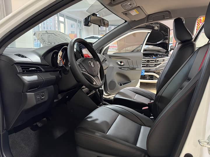 Фото 7 - Toyota Yaris L Hatchback