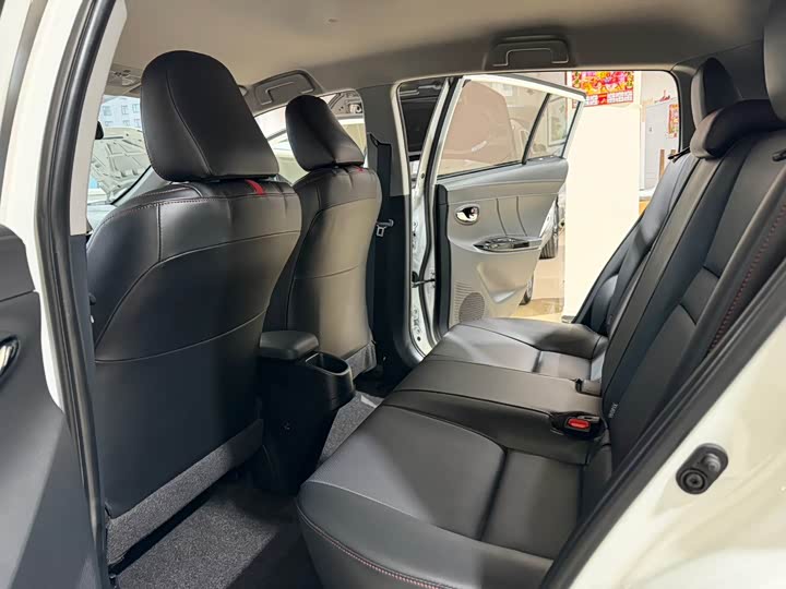 Фото 8 - Toyota Yaris L Hatchback