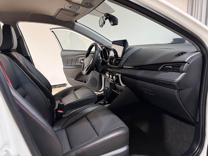 Фото 9 - Toyota Yaris L Hatchback