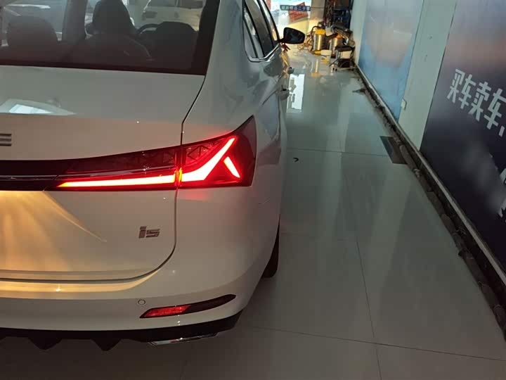 Фото 8 - Roewe i5