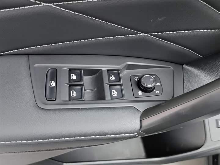 Фото 9 - Volkswagen Tiguan L Pro