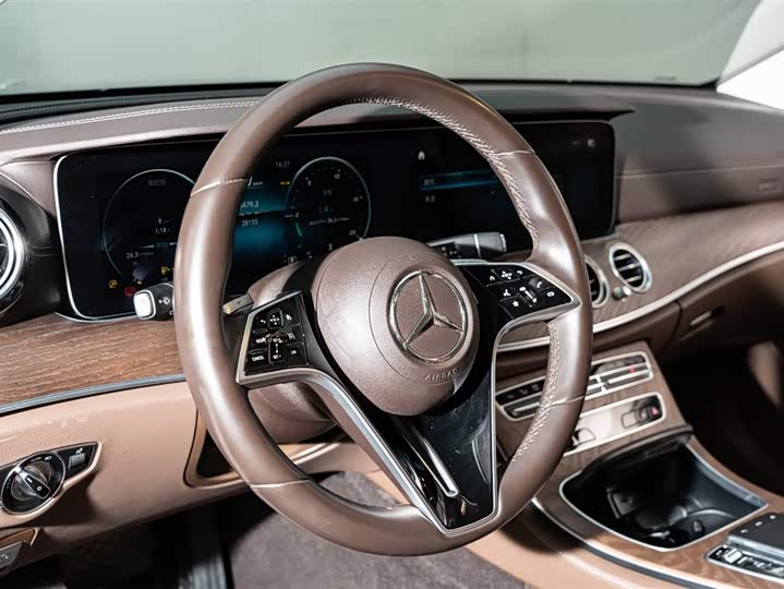 Фото 9 - Mercedes-Benz E-Class