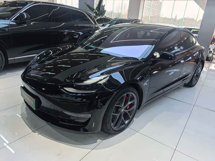 Фото 1 - Tesla Model 3