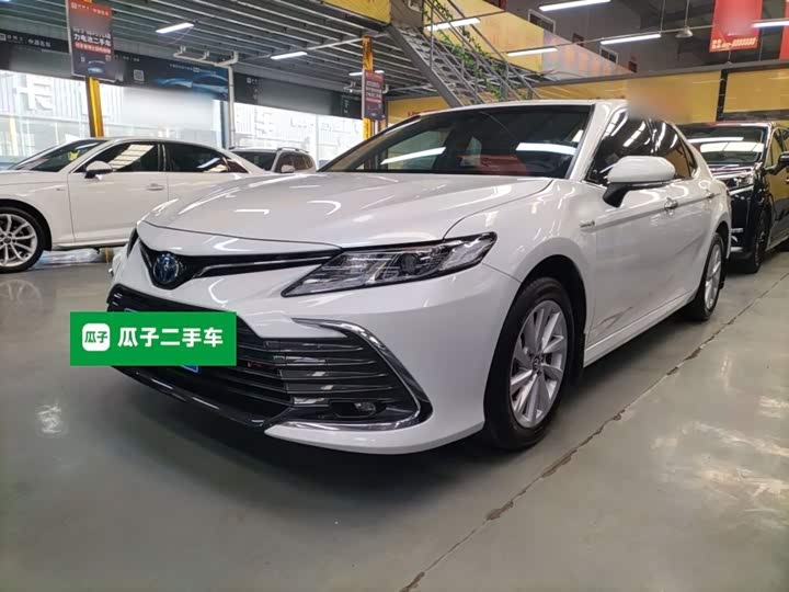 Фото 2 - Toyota Camry